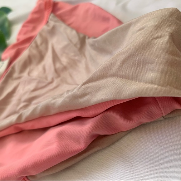 BEACH BUNNY - Shop Now - Picture 4 of 11